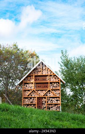 Hölzernes Insektenhotel, Lebensraum für Insekten und Bienen, Rettungshaus, Umwelt- und Ökologie-Gespräch, Schutz der Tierwelt Stockfoto