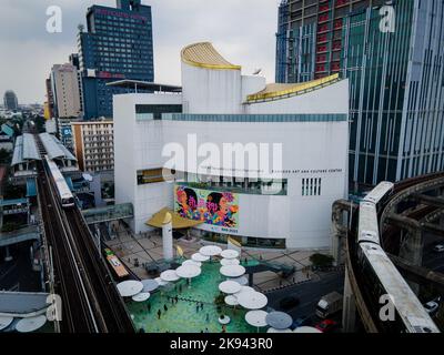 Bangkok, Thailand. 26. Oktober 2022. Ein Wandbild der thailändisch-amerikanischen multidisziplinären Künstlerin Amanda Phingbodhipakkiya ist auf der Vorderseite des Bangkok Art & Culture Center (BACC) zu sehen, wenn BTS Skytrains am Eröffnungstag der Bangkok Art Biennale 2022 daran vorbeifahren. Matt Hunt/Neato Stockfoto