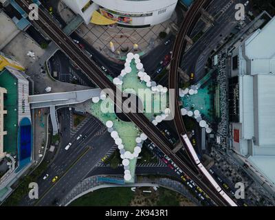 Bangkok, Thailand. 26. Oktober 2022. Verkehrsansicht der Kreuzung Pathum Wan, auch bekannt als MBK Skywalk, da BTS Skytrain-Autos an SIAM Discovery, MBK Shopping Centre und Bangkok Art and Culture Centre (BACC) vorbeifahren. Matt Hunt/Neato Stockfoto