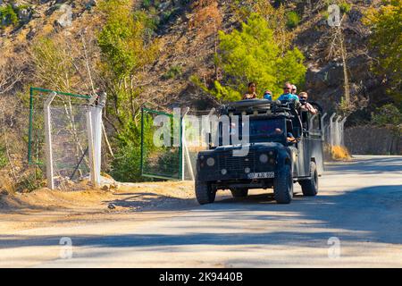 13.10.2022. Green Canyon Dam, Türkei. Ein Auto mit vielen Passagieren, die sich in den Bergen des Canyons auf der Straße bewegen. Spektakuläre natürliche Panoramalandschaft mit Canyon-Klippen und Steinen. Hochwertige Fotos Stockfoto