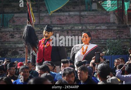 Kathmandu, Bagmati, Nepal. 26. Oktober 2022. Menschen aus der ethnischen Newar-Gemeinschaft nehmen mit traditionellen Puppen an einer kulturellen Kundgebung zur Feier des Neujahrs 1143 von Nepal Sambat in Kathmandu, Nepal, 26. Oktober 2022 Teil. Nepal Sambat, gegründet von Shankhadhar Sakhwa, ist ein nationaler Mondkalender Nepals, der jedes Jahr am ''Mha Puja'', dem vierten Tag des Tihar-Festivals, beginnt. (Bild: © Sunil Sharma/ZUMA Press Wire) Stockfoto