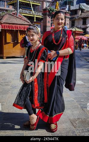 Kathmandu, Bagmati, Nepal. 26. Oktober 2022. Eine Familie aus der ethnischen Newar-Gemeinschaft nimmt an einer kulturellen Kundgebung zur Feier des Neujahrs 1143 von Nepal Sambat in Kathmandu, Nepal, 26. Oktober 2022 Teil. Nepal Sambat, gegründet von Shankhadhar Sakhwa, ist ein nationaler Mondkalender Nepals, der jedes Jahr am ''Mha Puja'', dem vierten Tag des Tihar-Festivals, beginnt. (Bild: © Sunil Sharma/ZUMA Press Wire) Stockfoto