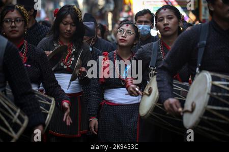 Kathmandu, Bagmati, Nepal. 26. Oktober 2022. Menschen aus der ethnischen Newar-Gemeinschaft spielen traditionelle Musik während einer kulturellen Kundgebung zur Feier des Neujahrs 1143 von Nepal Sambat in Kathmandu, Nepal, 26. Oktober 2022. Nepal Sambat, gegründet von Shankhadhar Sakhwa, ist ein nationaler Mondkalender Nepals, der jedes Jahr am ''Mha Puja'', dem vierten Tag des Tihar-Festivals, beginnt. (Bild: © Sunil Sharma/ZUMA Press Wire) Stockfoto