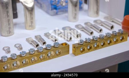 Sammlung von Stahl metallischen Hardware-Tools aus der Nähe. Satz Metallschrauben. Stockfoto