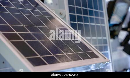 Große LED-Leuchten und Solarpanel im Studio. Solarenergieerzeugungs-Panel. Stockfoto