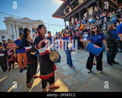 Kathmandu, Bagmati, Nepal. 26. Oktober 2022. Menschen aus der ethnischen Newar-Gemeinschaft spielen traditionelle Musik während einer kulturellen Kundgebung zur Feier des Neujahrs 1143 von Nepal Sambat in Kathmandu, Nepal, 26. Oktober 2022. Nepal Sambat, gegründet von Shankhadhar Sakhwa, ist ein nationaler Mondkalender Nepals, der jedes Jahr am ''Mha Puja'', dem vierten Tag des Tihar-Festivals, beginnt. (Bild: © Sunil Sharma/ZUMA Press Wire) Stockfoto