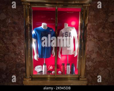 Eine Vitrine, in der Waren gezeigt werden, die im Trump Store im Trump Tower in New York City verkauft wurden. Foto von Francis Specker Stockfoto