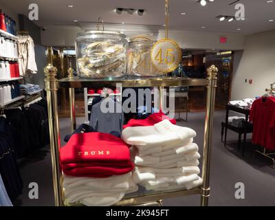 Im Trump Store im Trump Tower in New York City verkaufte Waren. Foto von Francis Specker Stockfoto