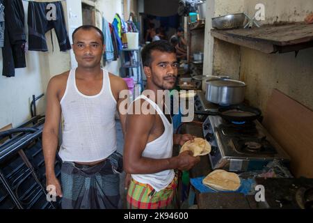 Doha, Katar-Dezember 18,2019 : in der Altstadt, ausländische Arbeitnehmer in der freien Zeit freitags auf dem Hof ihrer Wohnungen. Stockfoto