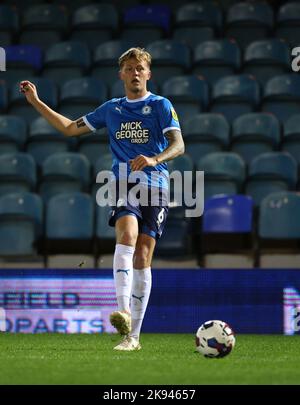 Peterborough, Großbritannien. 25. Oktober 2022. Frankie Kent (PU) beim Peterborough United gegen Accrington Stanley EFL League One Match im Weston Homes Stadium, Peterborough, Cambridgeshire. Kredit: Paul Marriott/Alamy Live Nachrichten Stockfoto