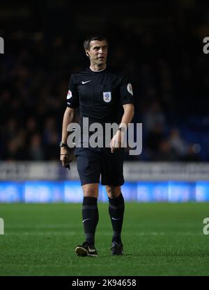 Peterborough, Großbritannien. 25. Oktober 2022. Schiedsrichter Craig Hicks beim Peterborough United gegen Accrington Stanley EFL League One Match im Weston Homes Stadium, Peterborough, Cambridgeshire. Kredit: Paul Marriott/Alamy Live Nachrichten Stockfoto