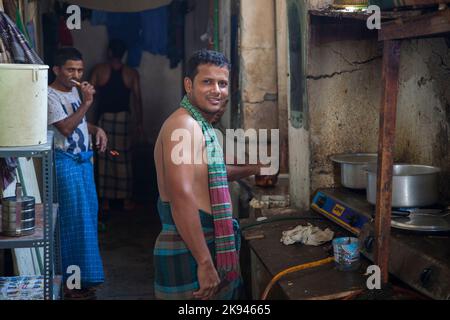 Doha, Katar-Dezember 18,2019 : in der Altstadt, ausländische Arbeitnehmer in der freien Zeit freitags auf dem Hof ihrer Wohnungen. Stockfoto