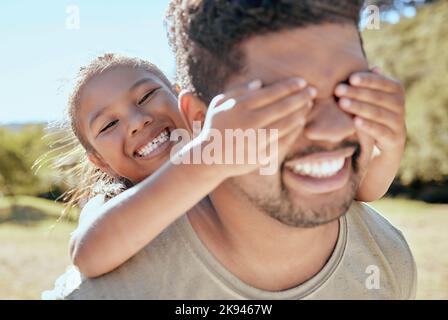 Spielen Verstecken, Mädchen und Vater im Freien zusammen mit Familie Liebe und Fürsorge in der Natur. Glücklicher Vater und kleines Kind mit Spaß und Zeit in einer Stockfoto