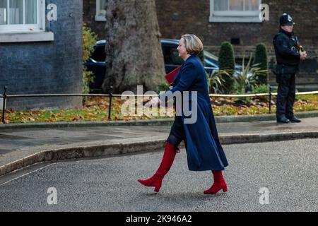 Downing Street, London, Großbritannien. 25.. Oktober 2022. Die Abgeordnete Anne-Marie Trevelyan, Staatssekretärin für Verkehr, nimmt an der letzten Kabinettssitzung von Liz Truss in der Downing Street 10 Teil. Foto von Amanda Rose/Alamy Live News Stockfoto