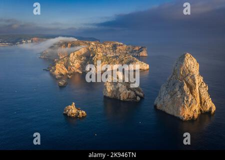 Luftaufnahme der Medes-Inseln bei einem nebligen Sonnenaufgang über der Küste der Costa Brava und dem Mittelmeer (L'Estartit, Gerona, Empordà, Katalonien, Spanien) Stockfoto