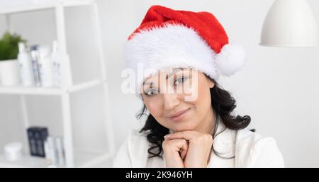 Banner erfolgreiche junge Frau trägt weihnachtsmann Hut auf Hintergrund Schönheit Büro kopieren Raum und leeren Platz für Text. Professionelle Porträtaufnahmen Stockfoto