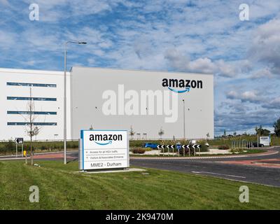 Außenansicht des Amazon-Lagers in Durham, Großbritannien Stockfoto