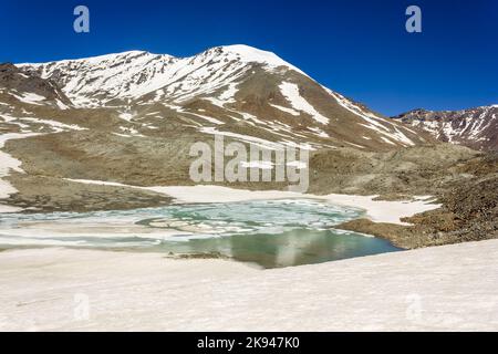 Der teilweise gefrorene See auf dem Höhenpass von Shingo La in der Great Himalayan Range auf dem Trek von Lahaul nach Zanskar in Nordindien Stockfoto