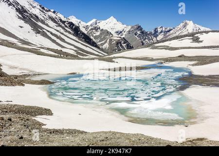 Der türkisfarbene gefrorene See auf dem Höhenpass von Shingo La in der Great Himalayan Range auf dem Trek von Lahaul nach Zanskar in Nordindien Stockfoto