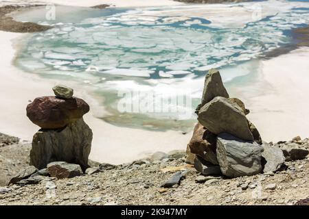 Ein Steinhaufen, der einem buddhistischen Stupa auf dem Höhenpass von Shingo La in der abgelegenen Himalaya-Wildnis von Zanskar in ähnelt Stockfoto