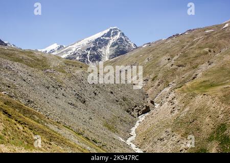 Eine wunderschöne Himalaya-Landschaft eines Bergstroms, der durch eine tiefe Schlucht im Zanskar-Tal in Ladakh in Indien fließt. Stockfoto