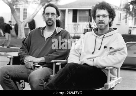 Die Regieproduzenten JOEL COEN und ETHAN COEN am Drehort in Los Angeles während der Dreharbeiten ZUM GROSSEN LEBOWSKI 1998 Regisseure / Schriftsteller JOEL COHEN und ETHAN COEN Musik Carter Burwell Polygram filmte Entertainment / Working Title Films / Gramercy Pictures Stockfoto