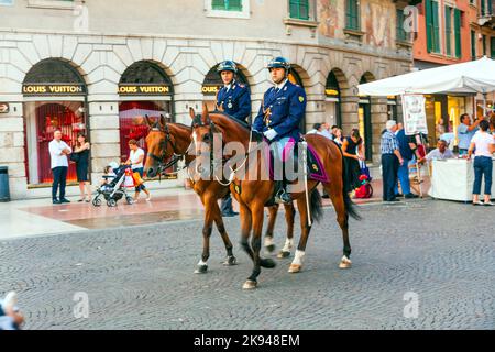 Verona, Italien - 4. August 2009: Polizisten mit Pferden beobachten die Landschaft am Eingang der Arena am späten Nachmittag in Verona, Italien. Einige der Stockfoto