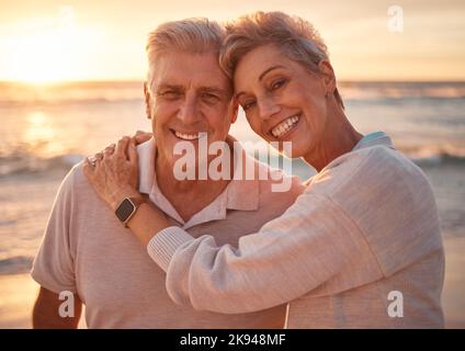 Seniorenpaar, Strandportrait und Umarmung im Urlaub, Reise oder Sommerurlaub. Liebe, Sonnenuntergang und ältere Menschen, Rentner und glücklicher Mann und Frau auf See oder Meer Stockfoto