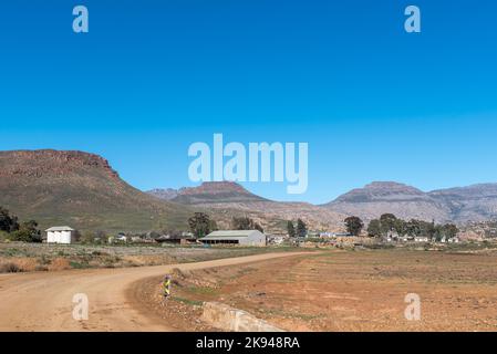 DWARSRIVIER, SÜDAFRIKA - SEP 6, 2022: Blick auf Dwarsrivier im westlichen Kap Cederberg. Landwirtschaftliche Gebäude sind sichtbar Stockfoto