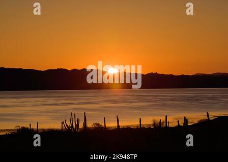 Blick über Playa La Perla bei Sonnenaufgang, Bahia Concepcion am Golf von Kalifornien (See von Cortez), Baja California Sur, Mexiko Stockfoto