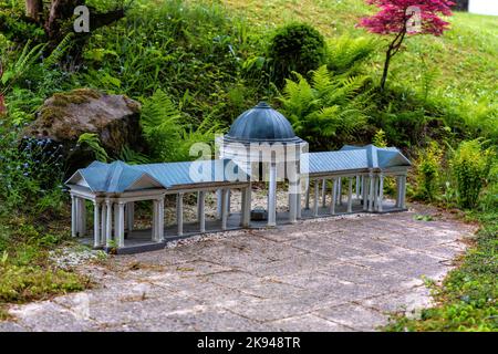 Marianske Lazne, Tschechische Republik - 30. Mai 2022: Miniaturpark Bohominium - Kolonnade der Karolinolinquelle in Marianske Lazne (Marienbad) Stockfoto