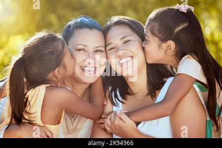 Familie, Frauen und Kuss von Kindern im Park mit Mutter, Großmutter und viel Zeit in der Natur. Glückliche Familie, Liebe und Mädchen genießen Sommerspaß mit Mama Stockfoto