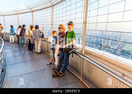 BANGKOK, THAILAND - 3. JANUAR: Am 3. Januar 2010 genießen die Menschen vom Bayoke Tower aus die Aussicht auf die Skyline von Bangkok. Der Baiyoke Tower 2 ist Stockfoto