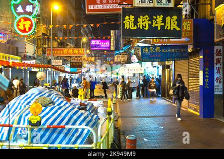 Kowloon, Hongkong - 9. Januar 2010: Die Polizei in Hongkong rettet das Gebiet nach einem sauren Angriff in Hongkong, China. Neun Touristen und ein Siebenjähriger Stockfoto