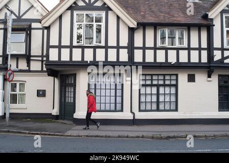 Datchet, UK. 26.. Oktober 2022. Das Manor Hotel im Besitz von MG Hotels im Dorf Datchet ist nun für die Öffentlichkeit geschlossen, da es vom Innenministerium zur Aufnahme von Asylbewerbern genutzt wird. Die wiederernannte Innenministerin Suella Braverman ist auf einer Mission, etwas gegen die massiven finanziellen Kosten von Asylbewerbern in Hotels zu Unternehmen. Es wird berichtet, dass der Royal Borough of Windsor und Maidenhead rechtliche Schritte gegen das Heimbüro in Erwägung ziehen, da der Borough 500 Asylbewerber beherbergt. Das entspricht 1,6 Prozent der Migrantenbevölkerung im Vereinigten Königreich mit mindestens 30.000 Prozent Stockfoto