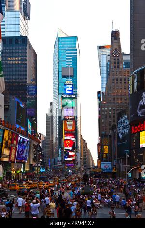 NEW YORK CITY - JUL 8: Times Square, mit Broadway Theatern und einer riesigen Anzahl von LED-Schildern, ist ein Symbol von New York City und den Vereinigten Staaten, Stockfoto