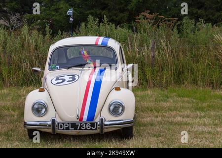 VW Beetle, VW Beetle, im Stil von Herbie in dem Film „The Love Bug“ auf der Chickerell Steam & Vintage Show, Dorset, UK, gemalt Stockfoto