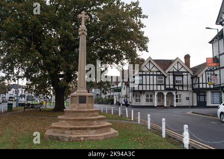 Datchet, UK. 26.. Oktober 2022. Das Manor Hotel im Besitz von MG Hotels im Dorf Datchet ist nun für die Öffentlichkeit geschlossen, da es vom Innenministerium zur Aufnahme von Asylbewerbern genutzt wird. Die wiederernannte Innenministerin Suella Braverman ist auf einer Mission, etwas gegen die massiven finanziellen Kosten von Asylbewerbern in Hotels zu Unternehmen. Es wird berichtet, dass der Royal Borough of Windsor und Maidenhead rechtliche Schritte gegen das Heimbüro in Erwägung ziehen, da der Borough 500 Asylbewerber beherbergt. Das entspricht 1,6 Prozent der Migrantenbevölkerung im Vereinigten Königreich mit mindestens 30.000 Prozent Stockfoto