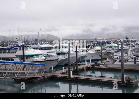 Die Seward Marina Seward, Alaska, ist eine eingegliederte Heimatstadt in Alaska, USA. Das Hotel liegt an der Resurrection Bay, einem Fjord des Golfs von Alask Stockfoto