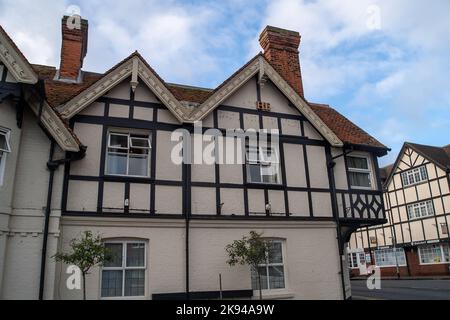 Datchet, UK. 26.. Oktober 2022. Das Manor Hotel im Besitz von MG Hotels im Dorf Datchet ist nun für die Öffentlichkeit geschlossen, da es vom Innenministerium zur Aufnahme von Asylbewerbern genutzt wird. Die wiederernannte Innenministerin Suella Braverman ist auf einer Mission, etwas gegen die massiven finanziellen Kosten von Asylbewerbern in Hotels zu Unternehmen. Es wird berichtet, dass der Royal Borough of Windsor und Maidenhead rechtliche Schritte gegen das Heimbüro in Erwägung ziehen, da der Borough 500 Asylbewerber beherbergt. Das entspricht 1,6 Prozent der Migrantenbevölkerung im Vereinigten Königreich mit mindestens 30.000 Prozent Stockfoto