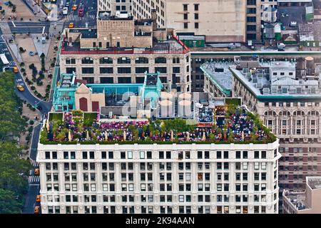 New York, USA - 10. Juli 2010: Party und Restaurant am späten Nachmittag auf dem Dach eines alten Wolkenkratzers von der Panorama-Plattform in New York, USA. Stockfoto