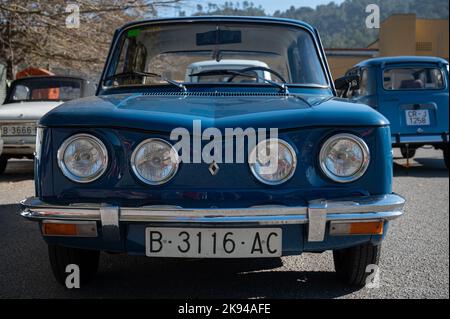 Ein alter klassischer blauer Renault 8 an einem sonnigen Tag Stockfoto