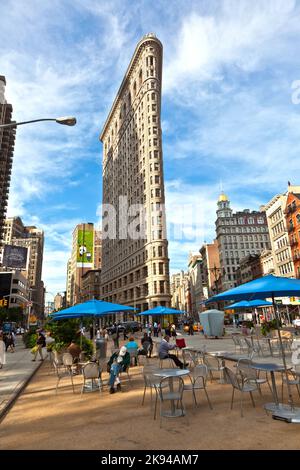 NEW YORK CITY – 11. JULI: Das Flatiron-Gebäude in Manhattan 11. Juli 2010 in New York, NY. Es gilt als bahnbrechendes architektonisches Meisterstück und war eine Komp Stockfoto