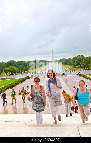 Washington, USA - 14. Juli 2010: Selbst an regnerischen Tagen besuchen Menschen das Lincoln Memorial in Washington DC. Etwa 6 Millionen Menschen besuchen das Memo Stockfoto