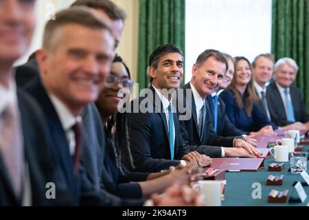 ERNEUTE ÜBERTRAGUNG DER KORRIGIERENDEN POSITION DER JAGD Premierminister Rishi Sunak (Mitte) hält zusammen mit dem Schatzkanzler Jeremy Hunt (Mitte rechts) seine erste Kabinettssitzung in der Downing Street ab. Bilddatum: Mittwoch, 26. Oktober 2022. Stockfoto