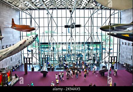 WASH DC - Juli 10: Das National Air and Space Museum in Washington wurde 1946 gegründet und beherbergt die größte Sammlung historischer Flugzeuge und Raumfahrt Stockfoto