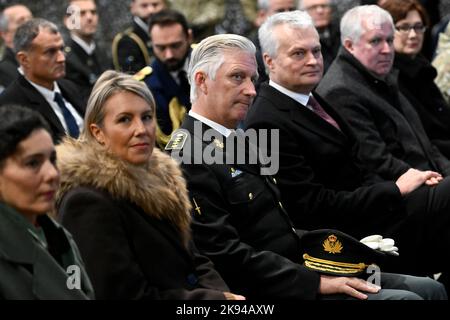 Pabrade. Belgien, 26. Oktober 2022, Außenminister Hadja Lahbib, Verteidigungsminister Ludivine Dedonter, König Philippe - Filip von Belgien und Litauens Präsident Gitanas Nauseda, abgebildet während eines Besuchs beim NATO-Bataillon für verstärkte Vorwärtspräsenz während des offiziellen Staatsbesuchs des belgischen Königspaares in der Republik Litauen, Mittwoch, 26. Oktober 2022, in Pabrade. BELGA FOTO DIRK WAEM Stockfoto