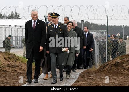 Pabrade. Belgien, 26. Oktober 2022, Außenminister Hadja Lahbib, Verteidigungsminister Ludivine Dedonter, König Philippe - Filip von Belgien und Litauens Präsident Gitanas Nauseda, abgebildet während eines Besuchs beim NATO-Bataillon für verstärkte Vorwärtspräsenz während des offiziellen Staatsbesuchs des belgischen Königspaares in der Republik Litauen, Mittwoch, 26. Oktober 2022, in Pabrade. BELGA FOTO DIRK WAEM Stockfoto