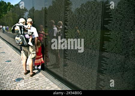 WASH DC -JULI 14: Namen von Vietnam-Kriegsopfer am Vietnam war Veterans Memorial am 14,2010. Juli in Washington DC, USA. Namen in chronologischer Reihenfolge Stockfoto