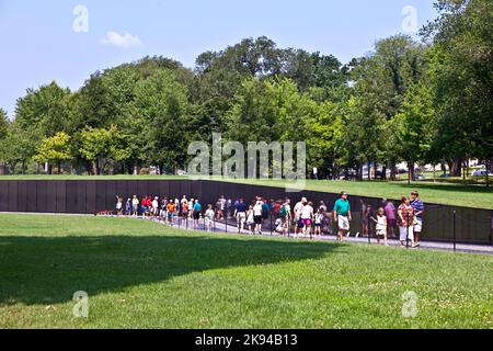 WASH DC -JULI 14: Namen von Vietnam-Kriegsopfer am Vietnam war Veterans Memorial am 14,2010. Juli in Washington DC, USA. Namen in chronologischer Reihenfolge Stockfoto